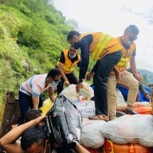 लायन्सद्वारा बाढीपहिरोपिडित सिन्धुपाल्चोकबासीलाई सहयोग